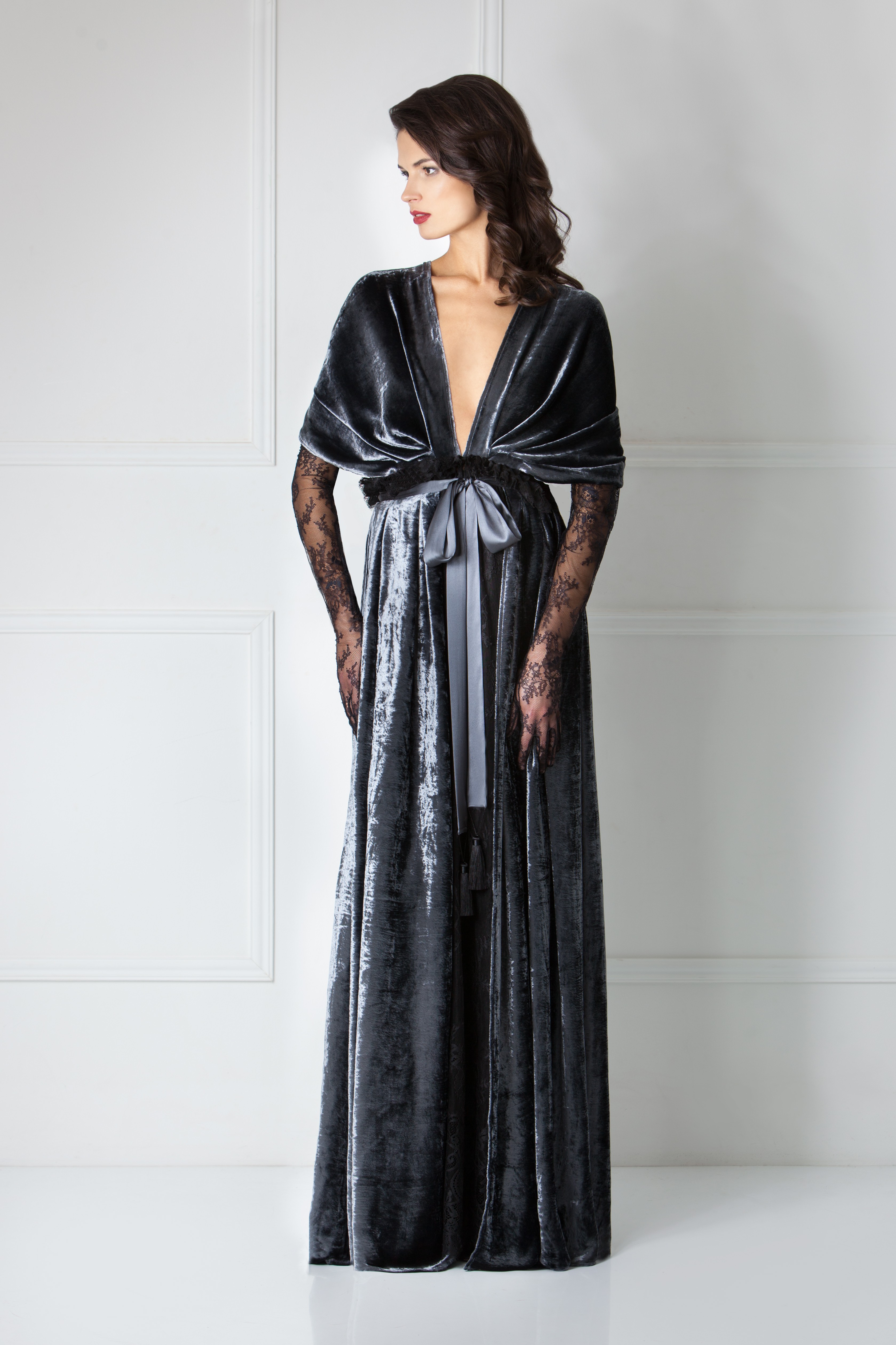 Будуарное платье из бархата из серии Wild Roses от Amoralle, €1,550