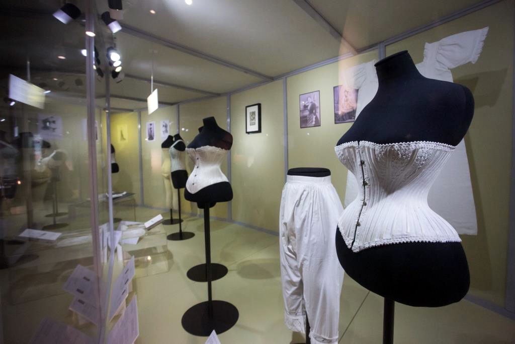 В Петербурге открылась выставка, посвящённая истории нижнего белья из лондонского музея Виктории и Альберта