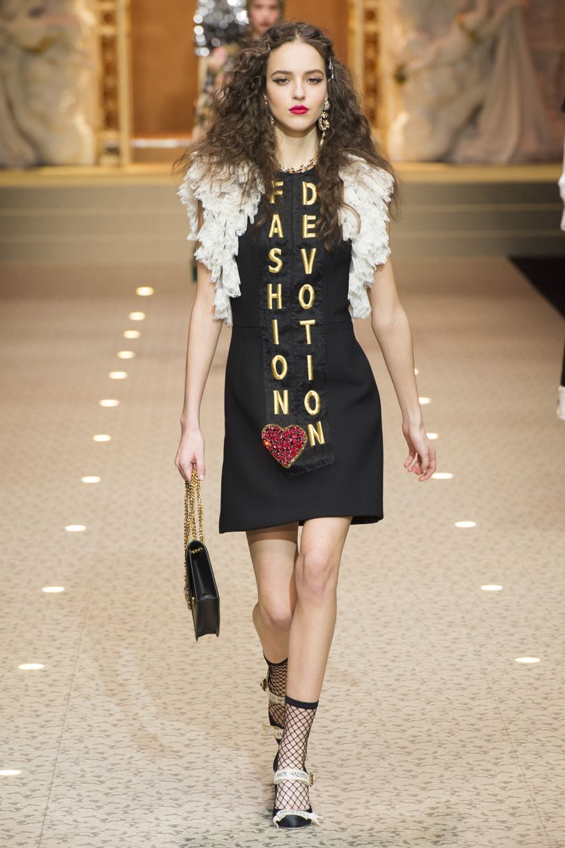 Корсетная шнуровка, прозрачное кружево и сетчатые носки на показе Dolce & Gabbana. Photo: INDIGITAL