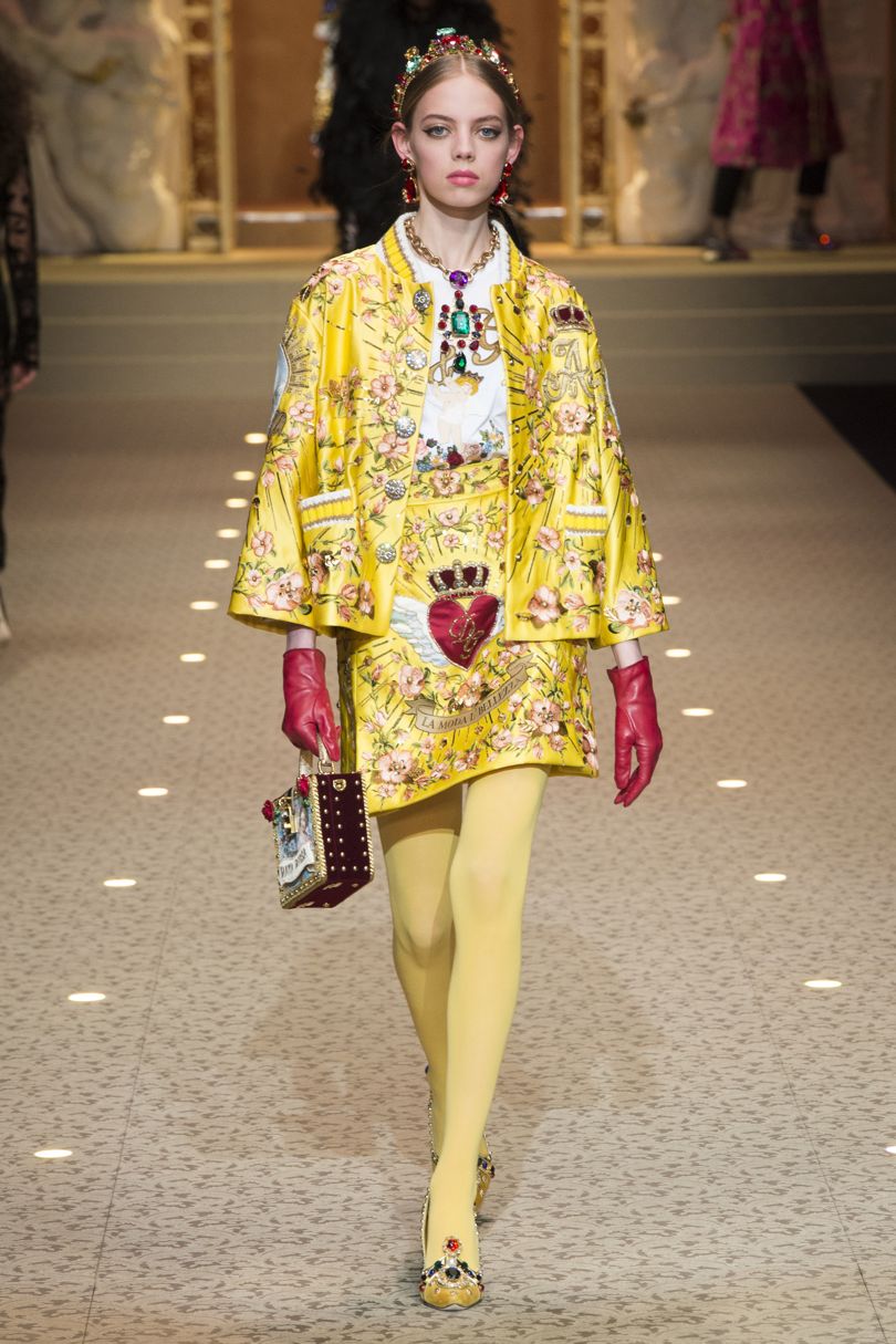 Корсетная шнуровка, прозрачное кружево и сетчатые носки на показе Dolce & Gabbana. Photo: INDIGITAL