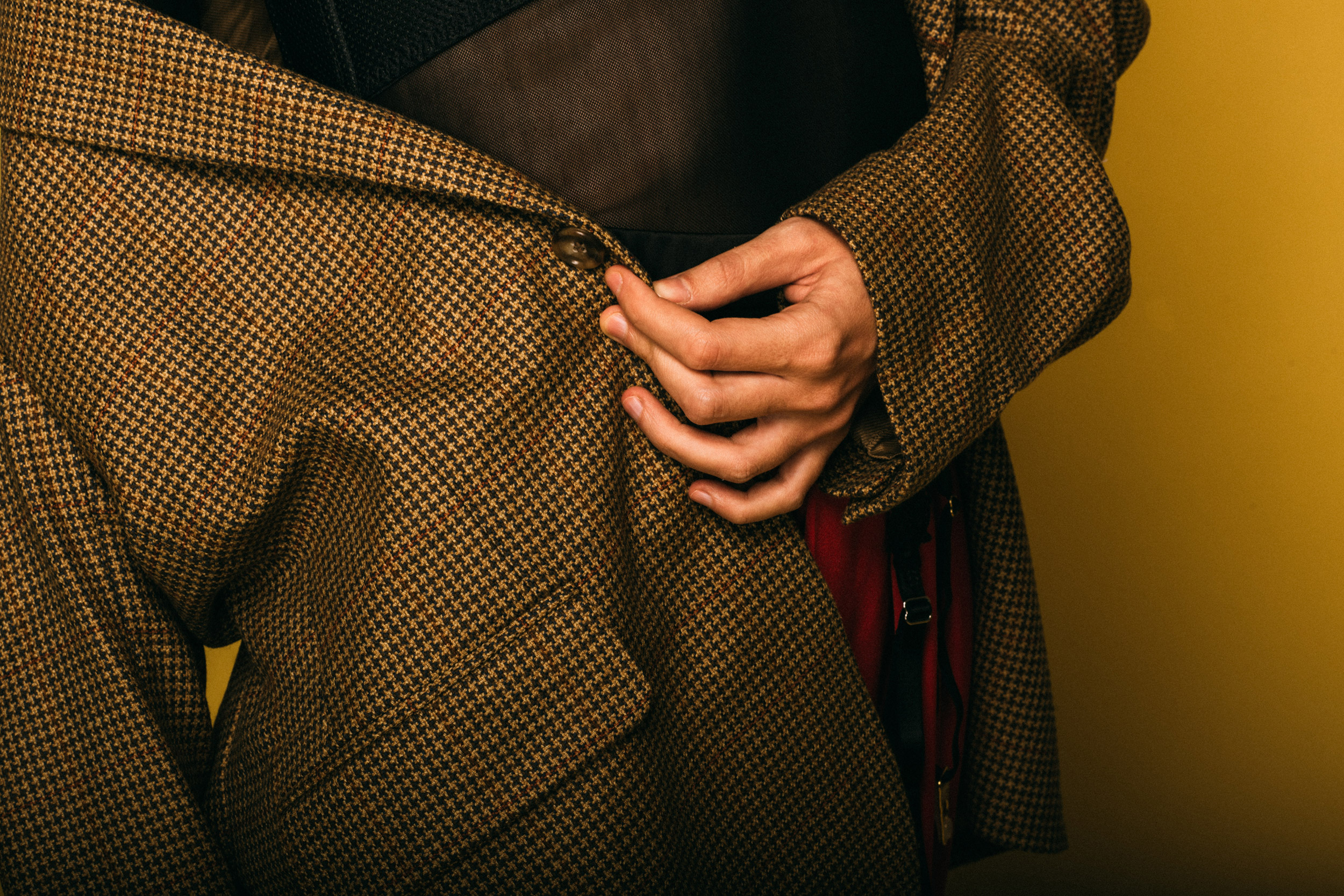 Нижнее бельё в качестве верхней одежды: Бюстгальтер, сетчатое платье, винтажный пиджак, «мужские» штаны и пояс для чулок. Фото garterblog.ru Все права защищены